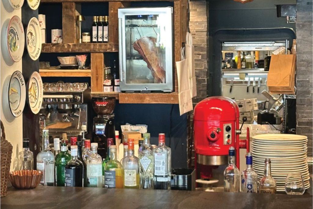 The bar at Trattoria Da Vittorio